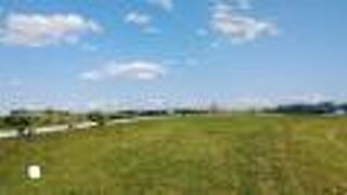 広めの河川敷で開放感のある緑地