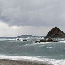 展望台に向かう途中の道路から..少しずつ軍艦島が見えてくる