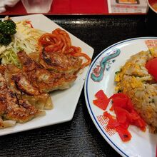 餃子、唐揚げ、炒飯の定食が850円