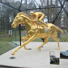 黄金のフサイチペガサス像