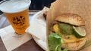 隣のお店と隣接していてわかりにくかった