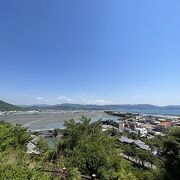 玉津島神社の背後の山で山頂から和歌の浦を一望