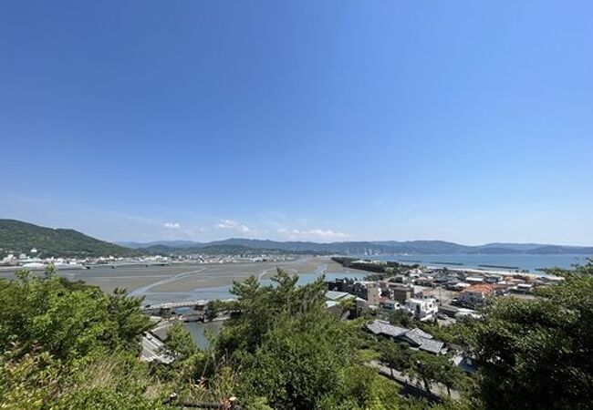 玉津島神社の背後の山で山頂から和歌の浦を一望