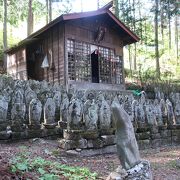 山の中に集められた仏像たち
