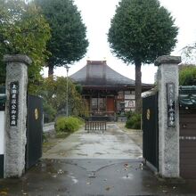 岩槻の芳林寺の入口と参道です。奥に本堂が見えます。