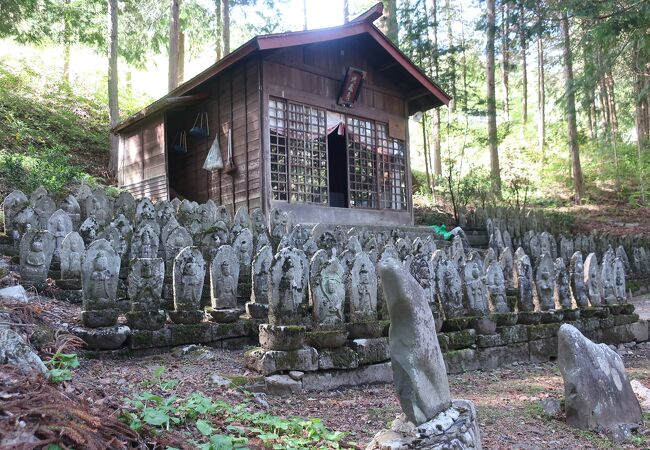 山の中に集められた仏像たち