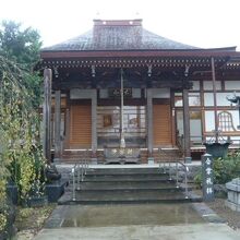 参道の奥には、芳林寺の本堂があります。飾りの少ない本堂です。