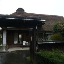 茅葺屋根が特徴的です。岩槻の藩校跡、遷喬館の入口と全景です。