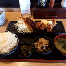 チキン南蛮とアジフライ定食830円(ご飯大盛り)