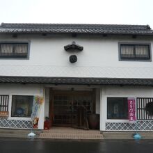 鈴木酒造酒蔵資料館の正面です。酒蔵を改造した簡素な構造です。