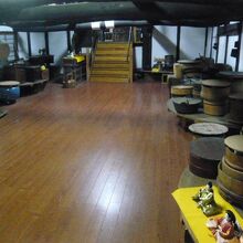 酒蔵の中には、醸造用の用具が多く置かれています。