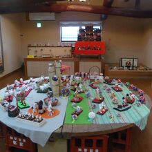 人形の街の岩槻らしく、人形が多く展示されています。奥に雛壇が