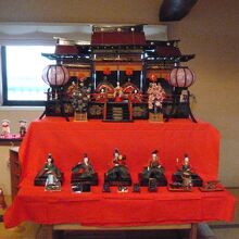 人形の展示コーナーの奥に飾られている雛壇です。岩槻らしいです