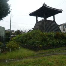 岩槻の時の鐘です。鐘の音が届くように、四方が解放されています