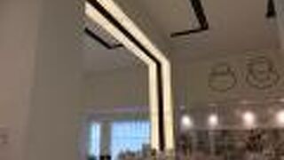 真っ白なロビー。おしゃれな美術館