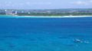 来間島を訪れたら是非ココへ!　お天気の良い日なら、今までに見たことのないブルーの美しい海を一望できます!
