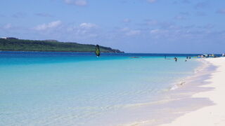 これこそ、本当のMIYAKO BLUE!!というキレイな海を堪能できるビーチです。