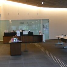 岩槻人形博物館内部です。入口のロビーにおける展示コーナーです