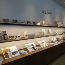 岩槻人形博物館の室内の展示コーナーです。展示物が多いです。