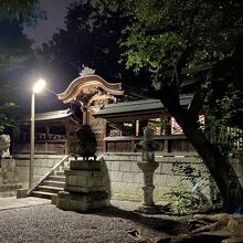 在士八幡神社、本殿と拝殿。