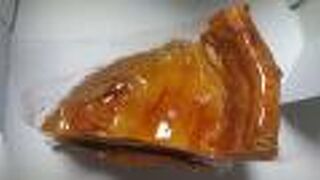 定番のアップルパイを購入