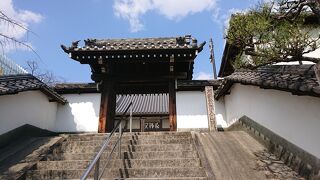 幼稚園併設のため、賑やかな雰囲気あり