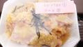 かき揚げとカニかまをとじた「たまごとじ」は、濃いめの味付けでした