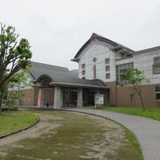 道の駅うなづき内に建つ資料館兼図書館です