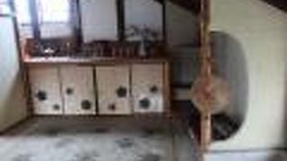 奥にあるおばあちゃんの趣味の部屋がおもしろい