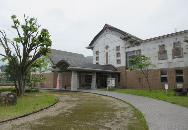 道の駅うなづき内に建つ資料館兼図書館です