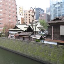 神田ふれあい橋から見る神社