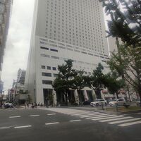御堂筋沿いに建つホテルです。