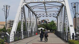 道の端にレールが見えます。