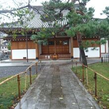 願生寺の本堂と参道です。端正な感じを受けます。古いお寺です。