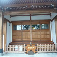 願生寺の本堂の様子です。建物は新しいですが、歴史は古いです。
