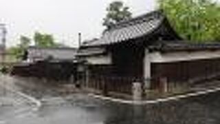 本陣跡の門が残っています。