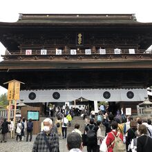 善光寺本堂全景。御開帳でしかも日曜日ですのですごい人出です。