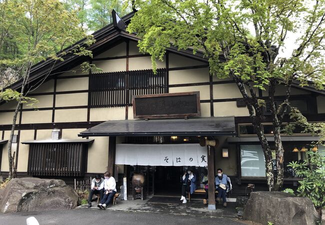 戸隠にある沢山のそば店でも人気店の一つです。