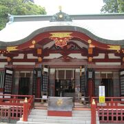 鳥居をくぐって最初にある神社です