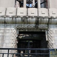 この奥に瓦礫の山が見える