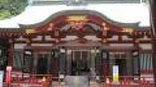 鳥居をくぐって最初にある神社です