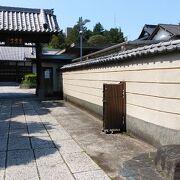 境内の木々と本堂が調和した寺院