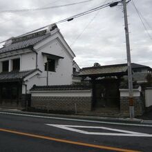 丹過長谷川家の土蔵と周辺の建物の様子です。重厚感あふれる建物