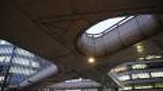 昭和通りと花椿通りの交差点にある歩道橋