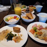 ラウンジの朝食。料理の種類も多く、美味しい。