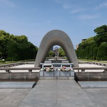 原爆死没者慰霊碑献花台の間から原爆ドームが見える