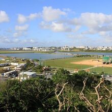 那覇空港を見下ろす