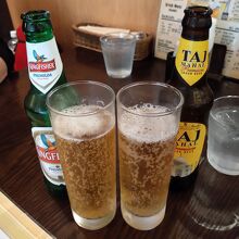 再会を祝してインドビールで乾杯♪泡がスグ消えましたが…