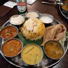 どのカレーから食べようか迷ってしまいます笑ビリヤニ最高！！