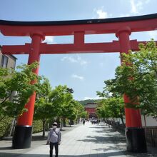 鮮やかな朱色の一番鳥居
